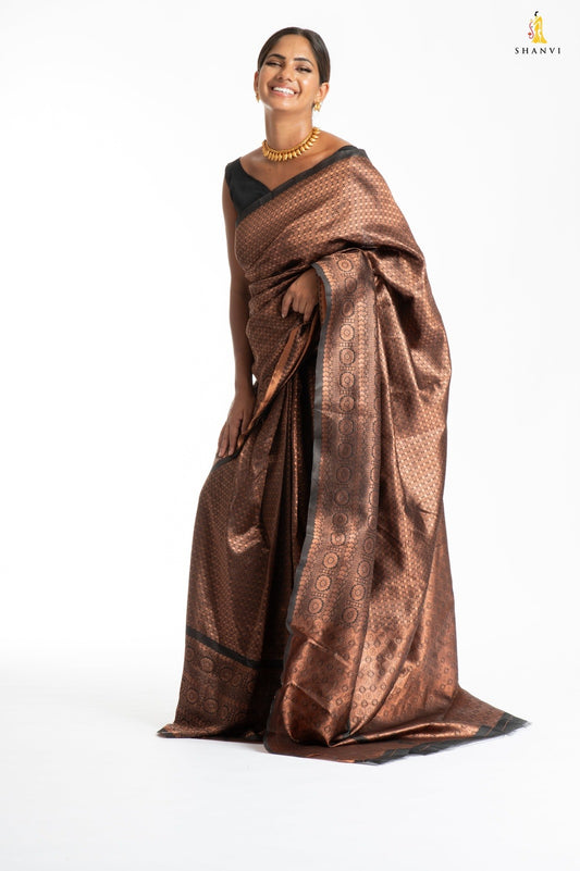 Seetha Lichi Silk Saree in Schwarzgold von Shanvi